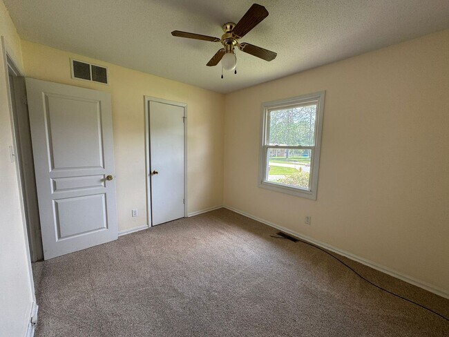 Building Photo - Beautiful 3 bedroom 1.5 baths Brick Ranch
