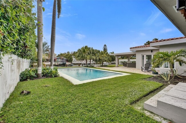 Building Photo - 12478 N Bayshore Dr