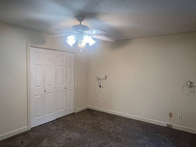 Building Photo - River North Country Club