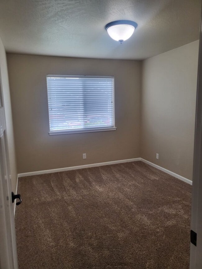 Building Photo - 3 bed 2 bath Home for Rent in Grants Pass