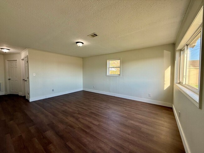 Building Photo - 3 Bedroom/1.Bathroom Home in Paragould AR - $1,150/month