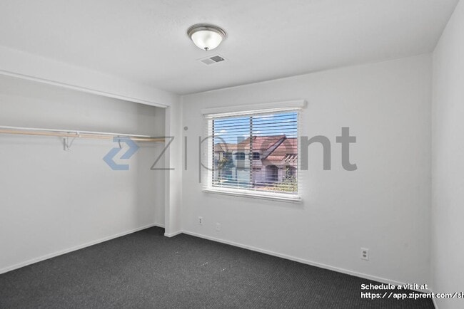 Building Photo - 740 Hollyhock Dr