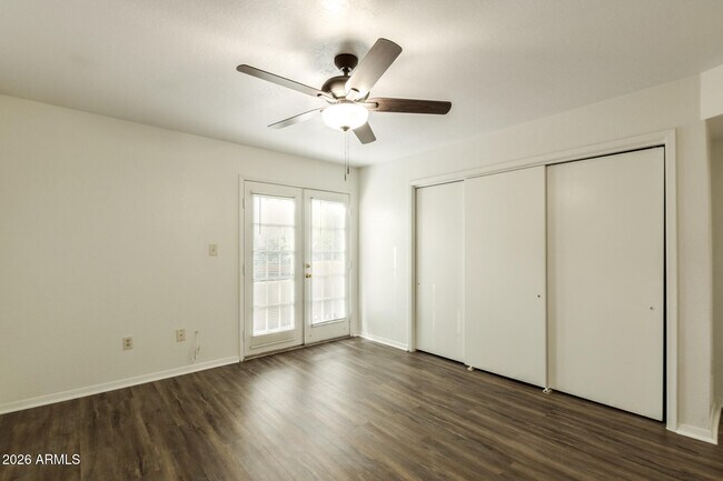 Building Photo - 1446 E Grovers Ave