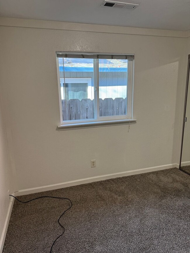 Building Photo - 3-bedroom, 2-bathroom home in Redding Updated Interior!