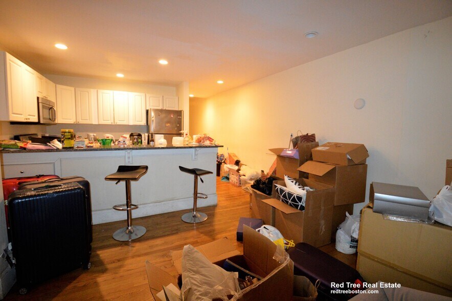 Building Photo - 324 Saint Paul St