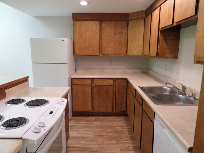 Building Photo - Super Cute 3 Bedroom Duplex with Fenced Ba...