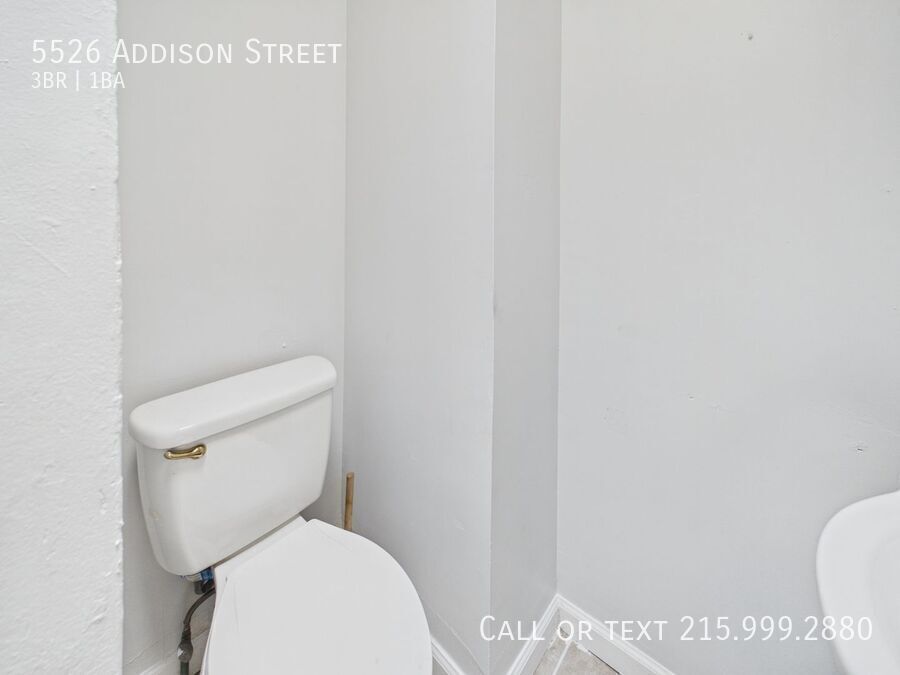 Building Photo - 5526 Addison St