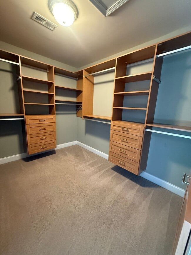 Building Photo - Amazing home with custom touches and in-ground pool