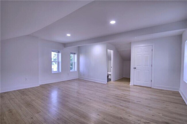 Building Photo - 1327 Reddour St