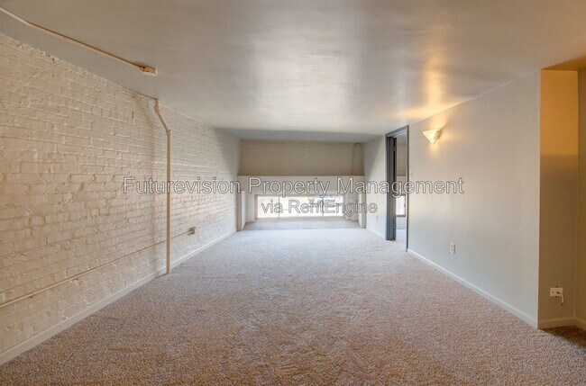 Building Photo - 527 N Chicago St
