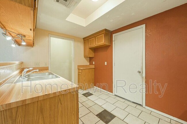 Building Photo - 2000 Twisted Oak Cir