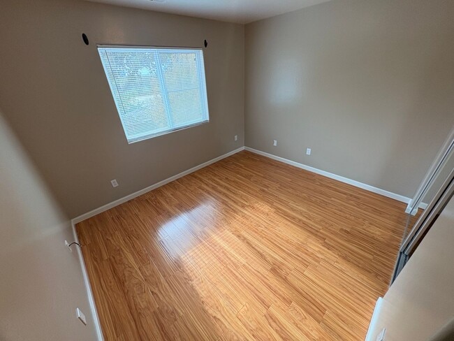 Building Photo - Lovely 5 Bedroom Home