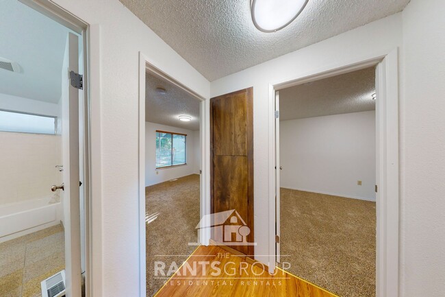 Building Photo - Freshly updated 3/2 home with a 2-car gara...