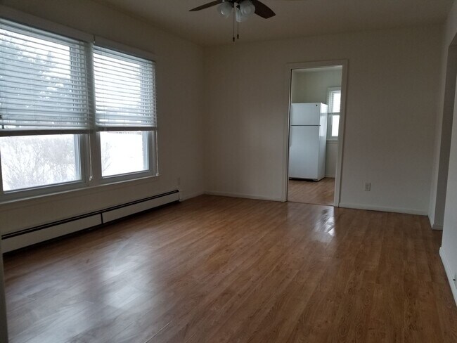 Building Photo - Hillsboro West One Bedroom Apartment, avai...