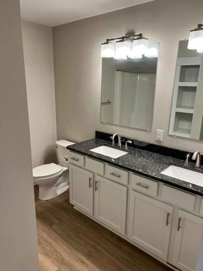 Building Photo - Beautiful 3 bedroom 2 1/2 bath house