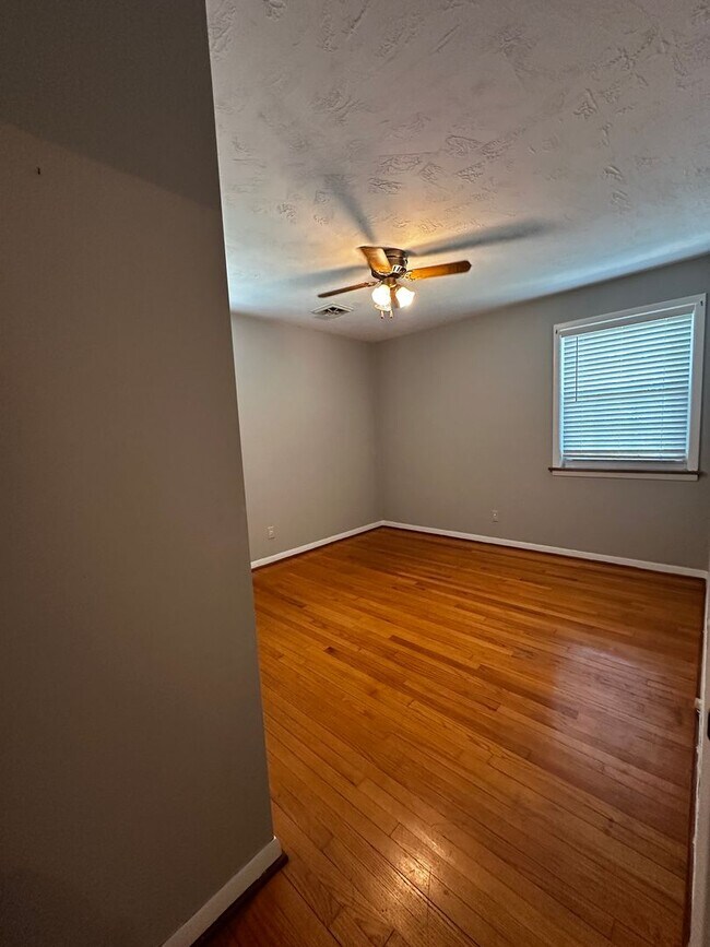 Building Photo - Partially furnished 3 bed/ 1.5 bath - Morristown, TN