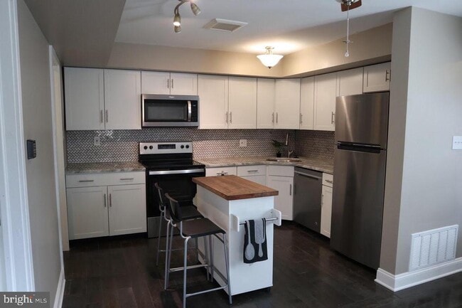 Building Photo - 702 Abbey Ct