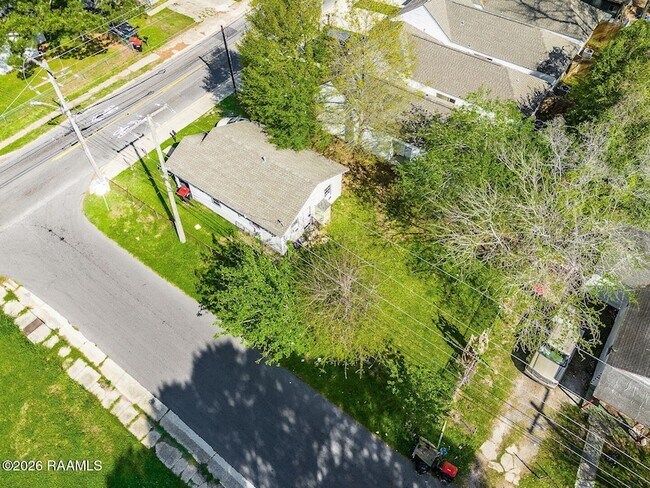 Building Photo - 800 N St Antoine St