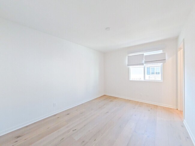 Building Photo - Los Alamitos Condo - 3 Bedroom / 2.5 Bathr...