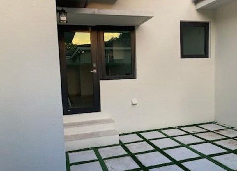 Building Photo - 607 Palermo Ave