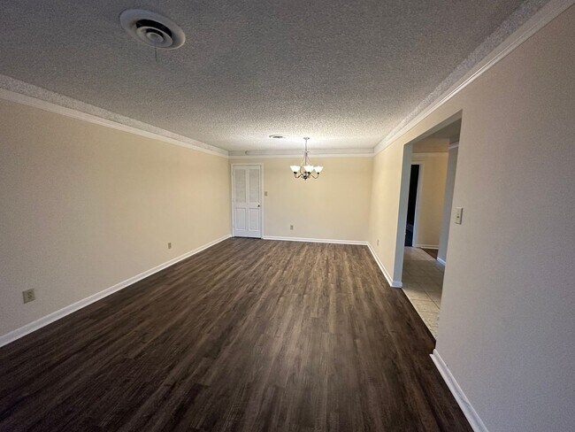 Building Photo - AVAILABLE NOW--Spacious 3 Bedroom 2 Bath H...