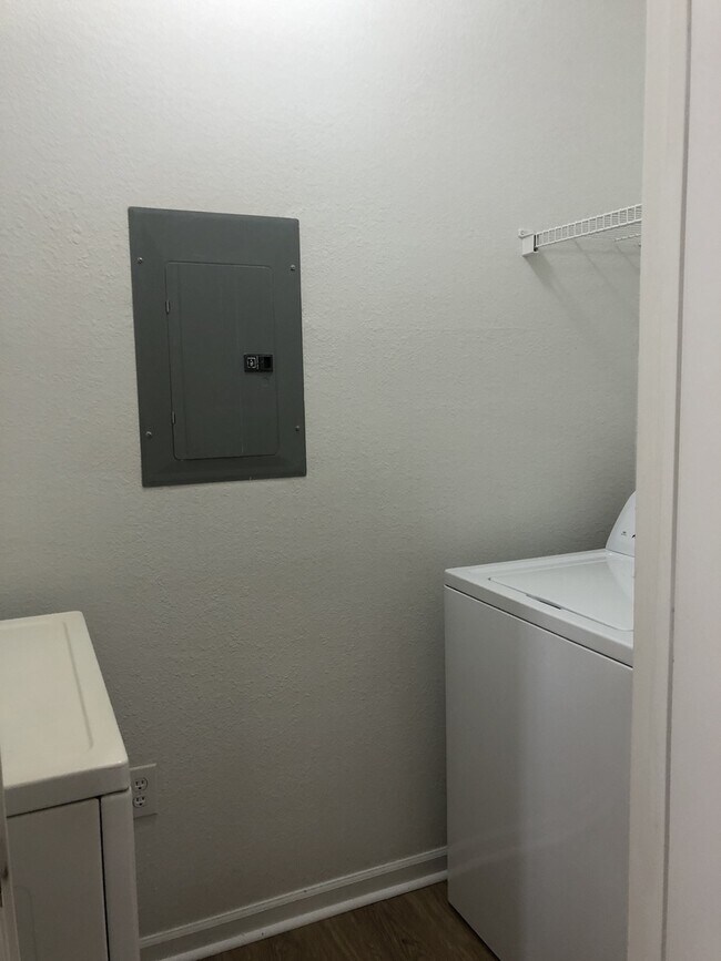 Building Photo - 2/2, 2nd floor unit in gated, Sanford community
