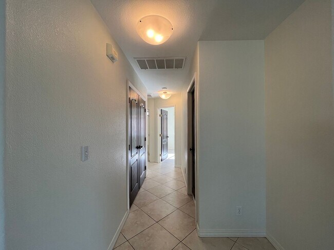 Building Photo - 946 St Ann Dr
