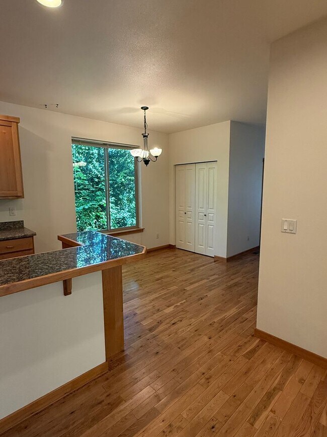 Building Photo - 4 bdrm/2.5 bath Custom Home on the Southside