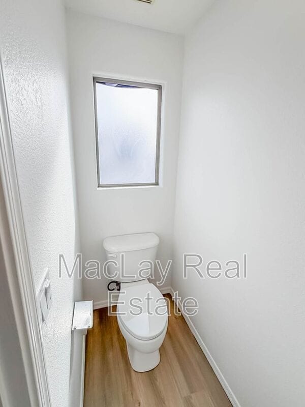 Building Photo - 1009 E Iris Dr