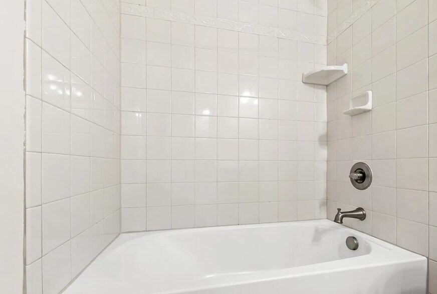 Shared Bathroom with Bedroom 1& 2 - 1101 Boxcar Way