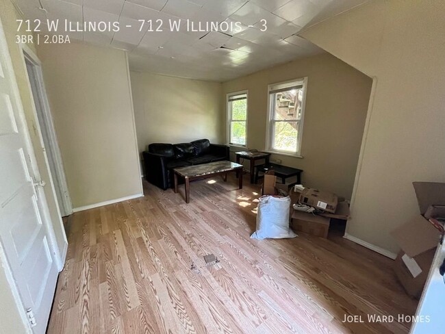 Building Photo - 3 Bedroom 2 Bathroom Unit Located 1 Block ...