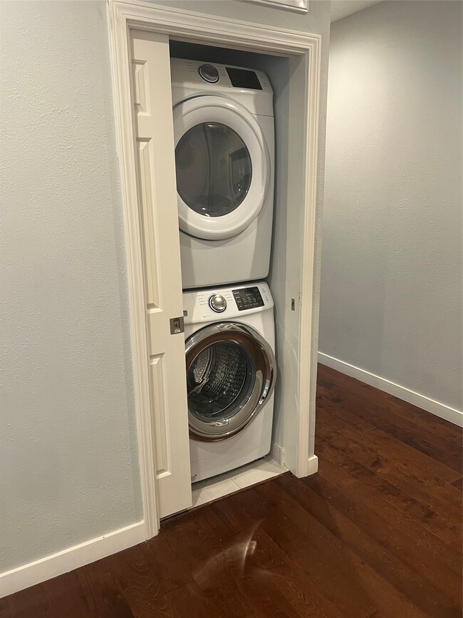 Building Photo - 2812 Live Oak St