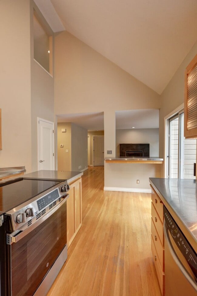 Building Photo - Beautifully Remodeled Home with Gourmet Kitchen & Fenced Yard in Klahanie