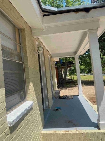 Building Photo - 729 Corn Ave