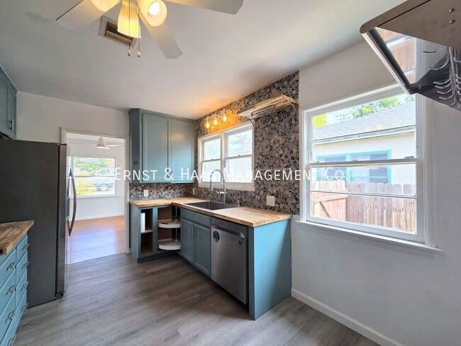 Building Photo - 1067 Ximeno Ave