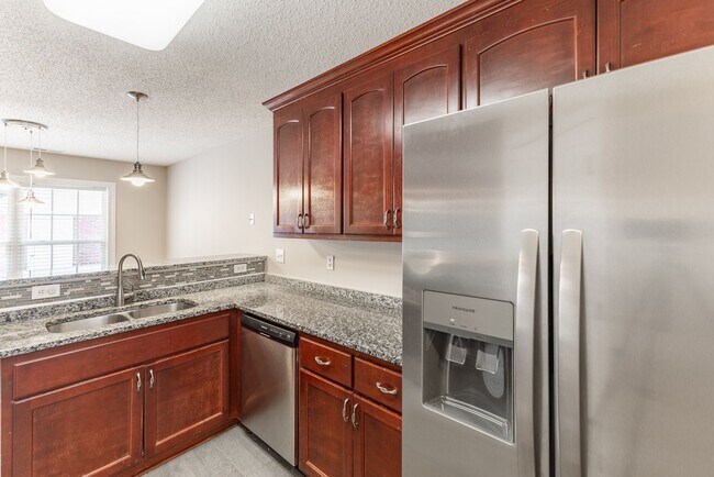 Building Photo - 127 Knotting Pl
