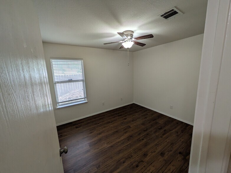 Building Photo - 133 Carolyns Way