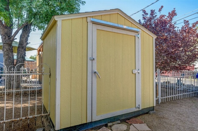 Building Photo - Home and Office potential!