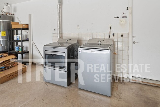 Building Photo - 8950 Salmon Falls Dr
