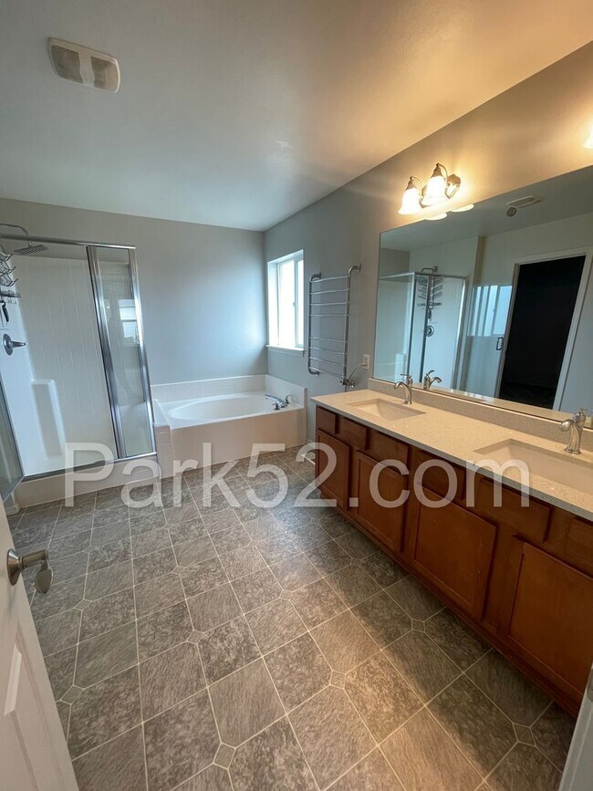 Building Photo - Spacious 4 Bedroom Home in DuPont