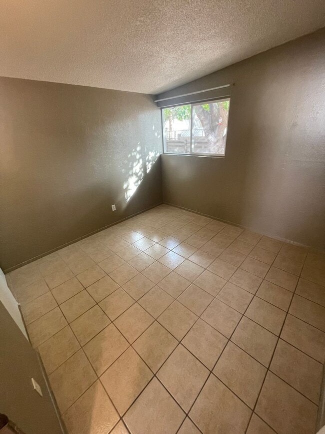 Building Photo - Beautifully Updated 3 Bedroom/2 Bathroom H...