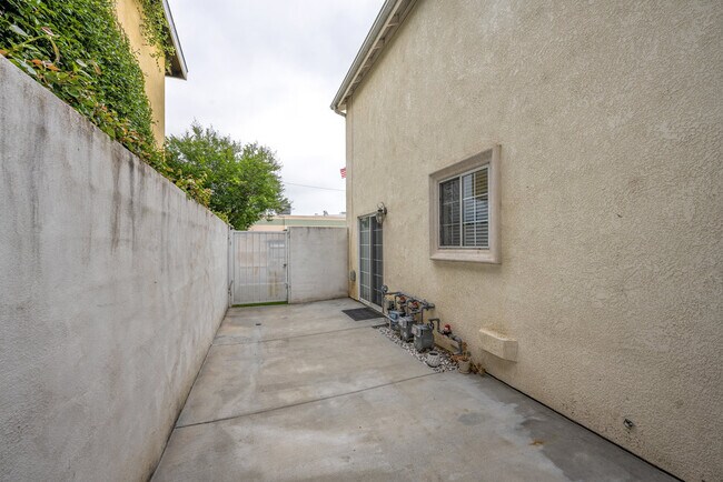 side patio - 515 S Shelton St