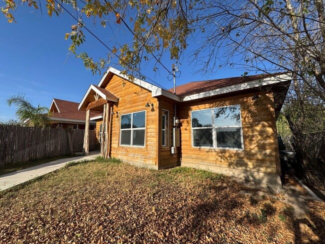 Building Photo - 4122 Dalia St