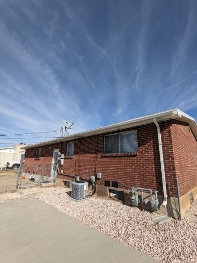 Building Photo - 3429 Quincy Ave