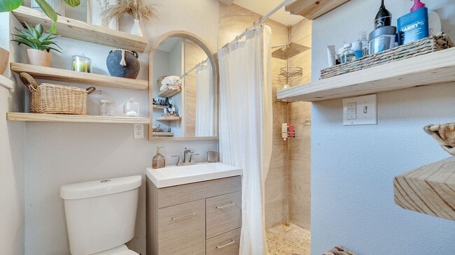 Building Photo - Cozy Remodeled 3/2 in North Orlando! Available February 2026!