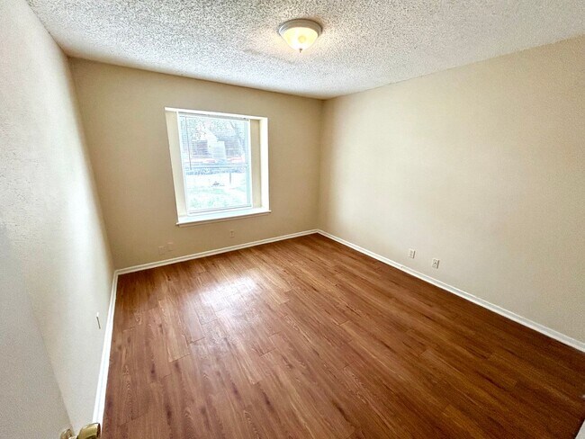 Building Photo - **APPLICATION RECEIVED** Convenient 2 Bedr...