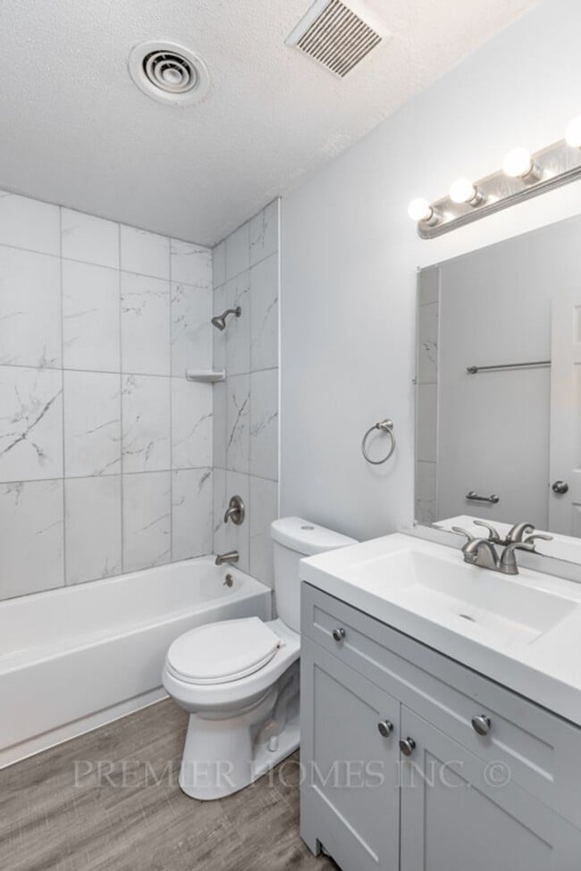 Building Photo - Charming 3-Bedroom Home with Large Fenced ...