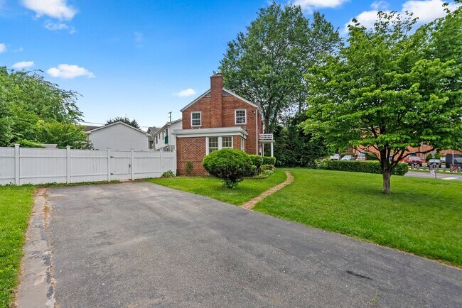 Building Photo - 2200 Windham Ln