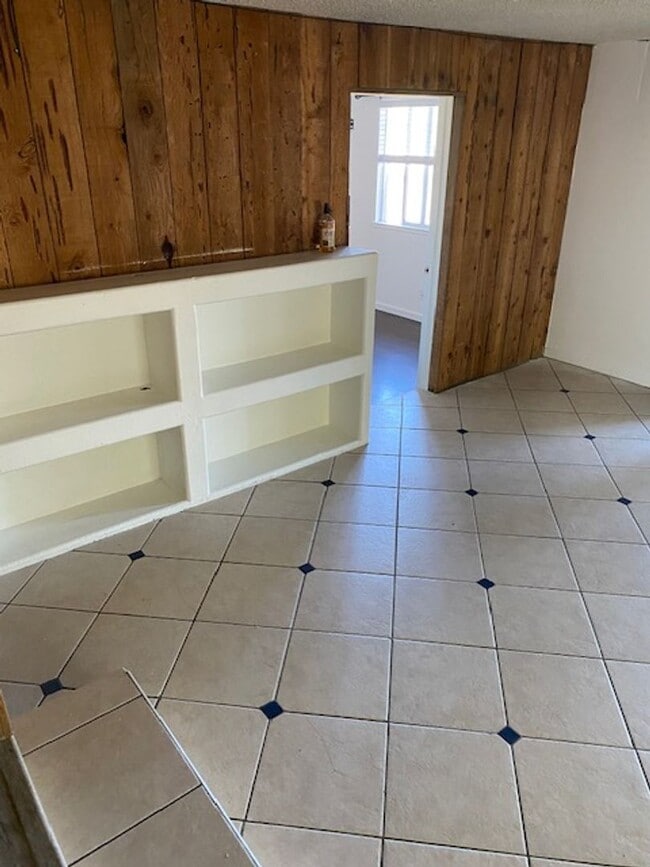 Building Photo - Spacious home on Large Lot