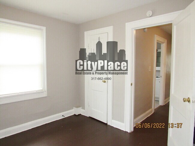 Building Photo - *Move in Special* 925 N Gladstone Ave. Ind...